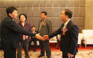 國家發(fā)展改革委資源節(jié)約與環(huán)境保護(hù)司牛波處長（和劉總握手）、全國墻材革新工作委員會會長滕軍力（女士）